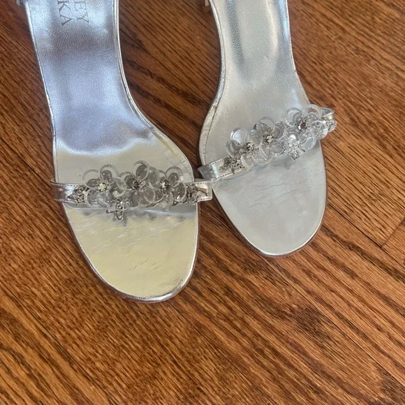 Badgley Mischka Metallic Silver Flower Embellished Heels - Picture 3 of 6